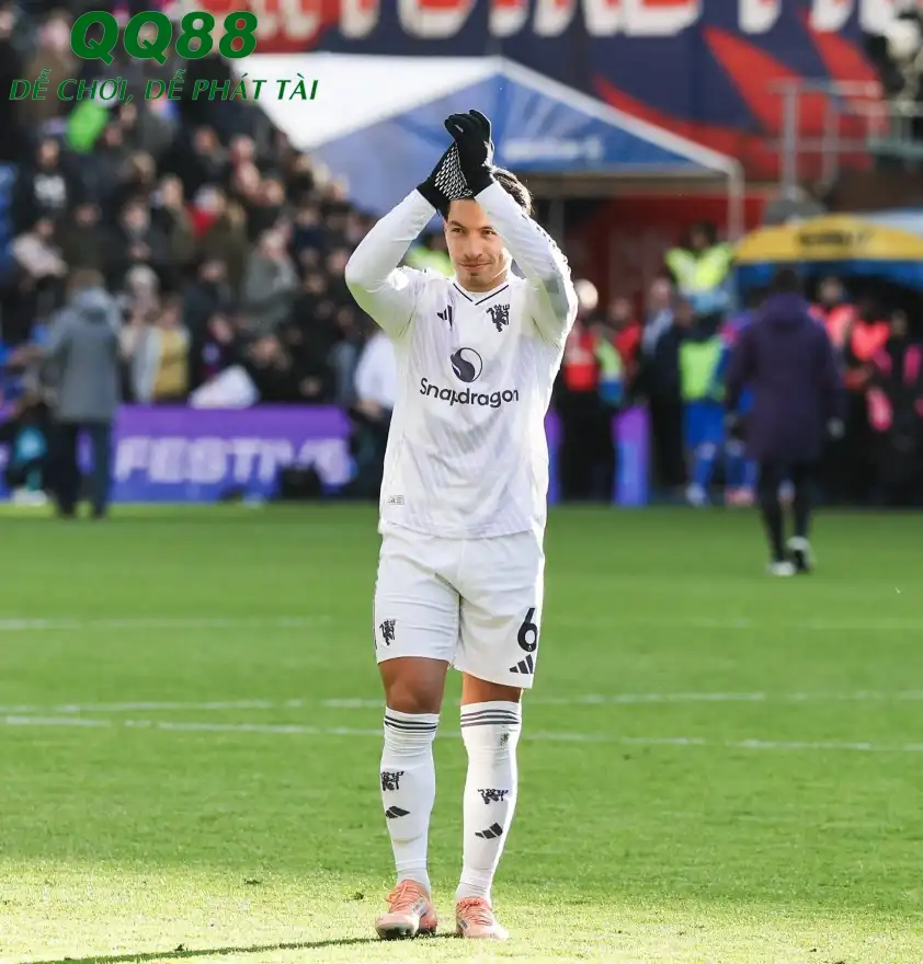 Cơ hội dự Champions League của MU sẽ rõ ràng hơn nhờ sự trở lại kịp thời của Lisandro Martinez (Ảnh: Football Tweet).