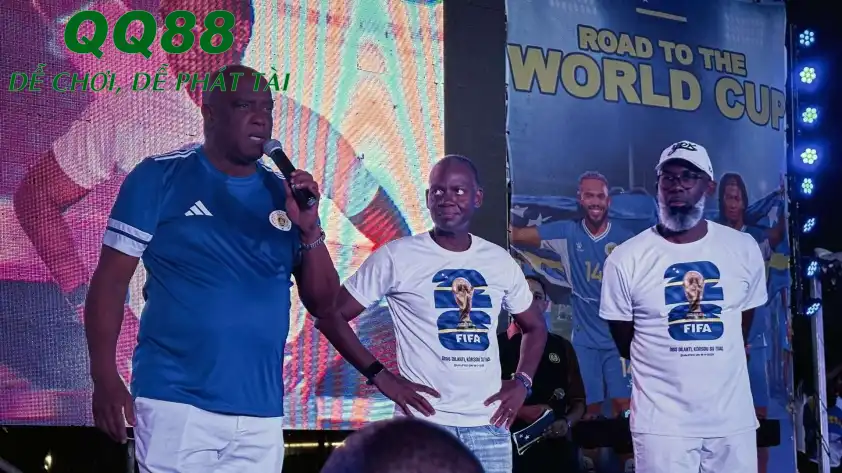 Gilbert Martina chủ tịch Liên đoàn bóng đá Curacao (bên trái) là một chủ trại cá (Ảnh: GOAL) Gilbert Martina chủ tịch Liên đoàn bóng đá Curacao (bên trái) là một chủ trại cá (Ảnh: GOAL)