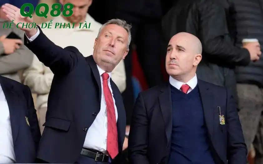 Butt cho rằng MU đang tự làm xói mòn văn hóa CLB bằng cách học theo người hàng xóm Man City.