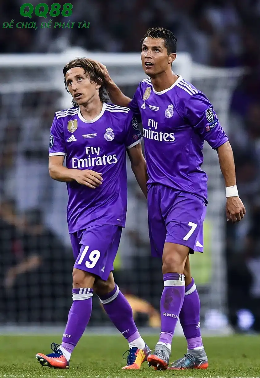 Luka Modric thừa nhận thích thi đấu bên cạnh Ronaldo hơn Messi